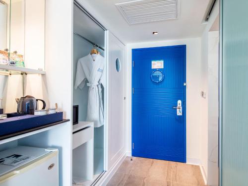 芭堤雅市中心A1新翼酒店的白色厨房的蓝色门,带梳妆台