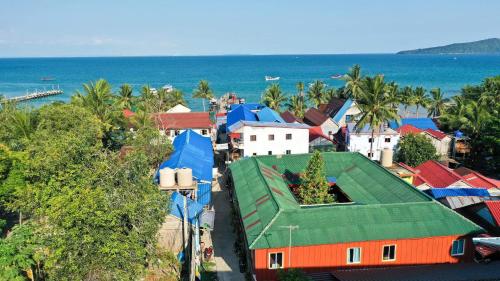 瓜隆岛Villa Koh Rong的享有小镇的海洋美景