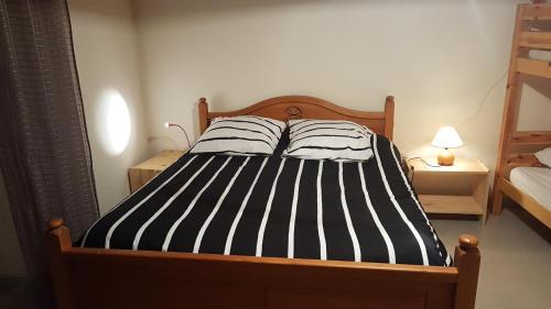布拉芒Gites de la combe的一间卧室配有一张黑白条纹的床