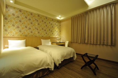 花莲市花莲福品旅店的酒店客房设有两张床和窗户。