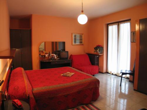奇萨瓦玛兰科拉兰泰尔纳酒店的一间卧室配有红色的床和红色椅子