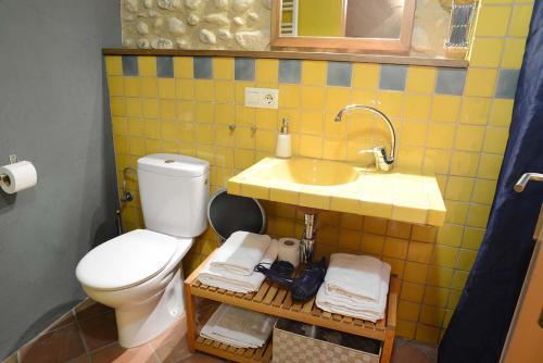 VentallóCan Marisch Les Arcades的浴室配有白色卫生间和盥洗盆。