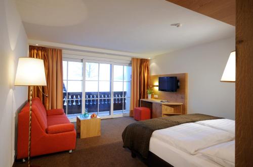 萨尔巴赫萨尔巴赫霍夫酒店的酒店的客房 - 带一张床、椅子和窗户
