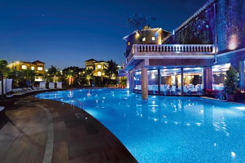 罗纳瓦拉德拉度假酒店的夜间酒店的大型游泳池