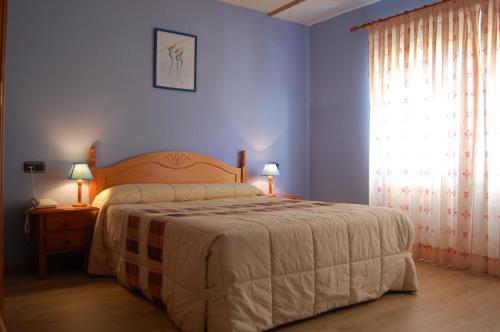贝哈尔洛杉矶爵酒店的蓝色的卧室设有床和窗户
