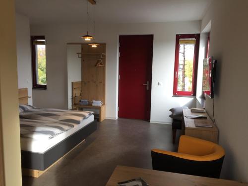 德绍Appartements am Bauhaus的一间卧室设有一张床和一扇红色的门