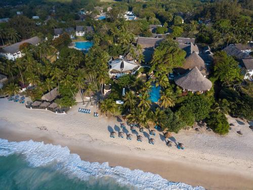 迪亚尼海滩Diamonds Leisure Beach & Golf Resort的享有海滩空中美景。