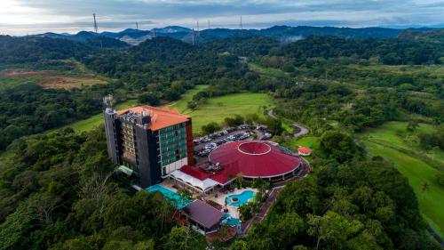 ParaísoSummit Rainforest Golf Resort & All Inclusive的享有酒店上方的红色屋顶景色