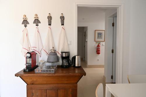 萨尔堡Casa dos Clérigos的厨房配有带咖啡壶的吧台
