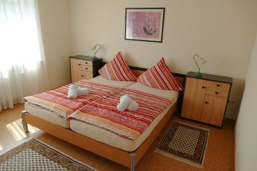 卡斯托Ferienwohnung Kastl的一间卧室配有红色和白色枕头的床