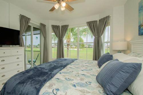 那不勒斯GreenLinks Golf View Villa Mustang at Lely Resort的卧室配有床、电视和窗户。