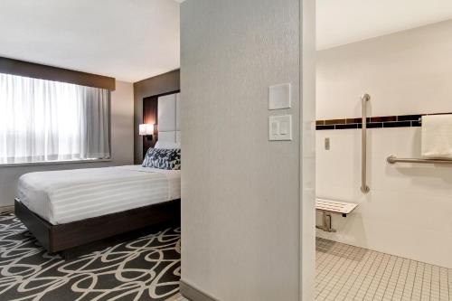 伦敦伦敦公园酒店的酒店客房配有一张床和淋浴