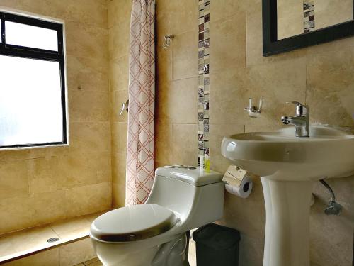 基多Hotel Muros Quito的一间带卫生间和水槽的浴室