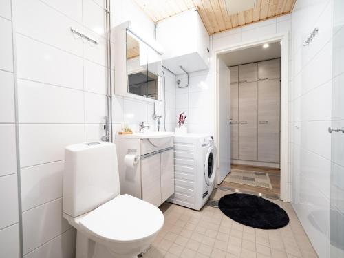 罗瓦涅米First Aparthotel Comet的白色的浴室设有卫生间和水槽。