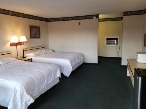 科罗拉多斯普林斯旅行之星套房酒店的酒店客房配有两张床和一张书桌
