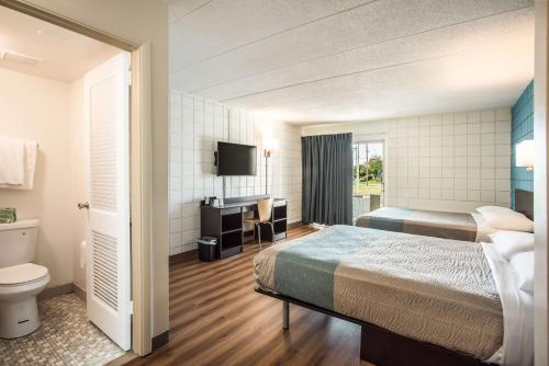 萨默斯波因特Motel 6-Somers Point, NJ - Ocean City - Wild Wood Beach的酒店客房设有一张床和一个卫生间。