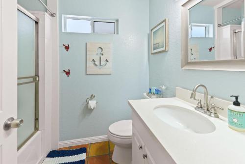圣地亚哥Luna Azul, cozy condo only steps to Mission Beach! Free Internet的一间带水槽、卫生间和镜子的浴室