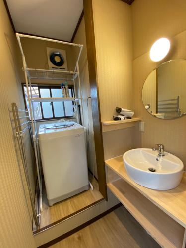 东京HOTEL Japonica的一间带水槽和镜子的浴室