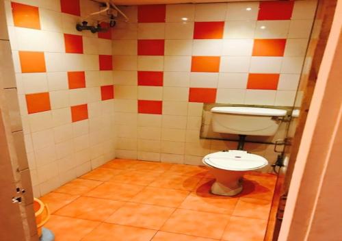 坎普尔Citi Club的一间小浴室,内设卫生间