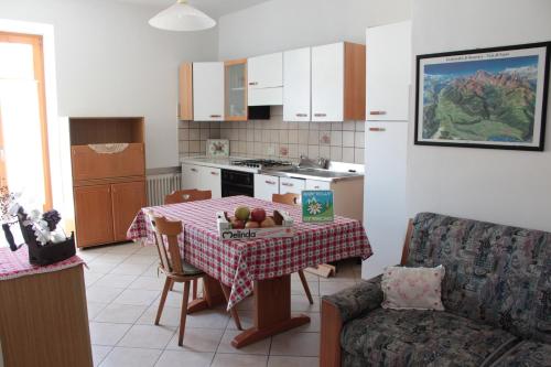TassulloAgritur Odorizzi的厨房配有桌子和桌布