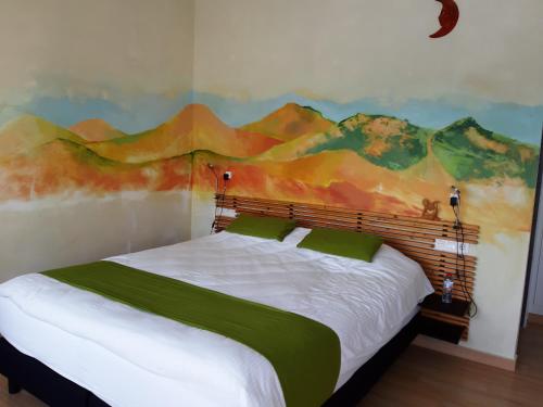 Parroquia de la FuensantaCasa Lamberdina的卧室配有一张大床,墙上挂有绘画作品
