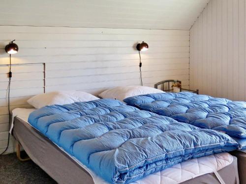 莱姆维Two-Bedroom Holiday home in Lemvig 5的一间卧室配有两张带蓝色棉被的床