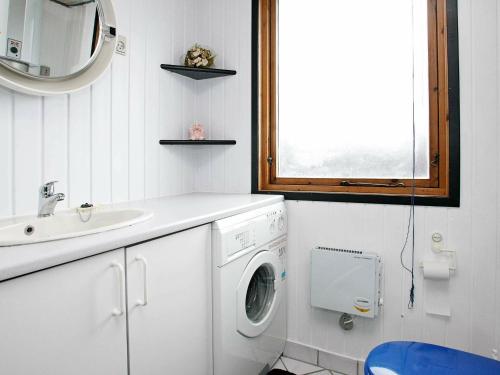 格隆霍Three-Bedroom Holiday home in Løkken 41的一间带洗衣机和水槽的浴室