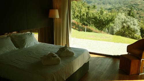 Agrinho Suites & Spa Gerês客房内的一张或多张床位