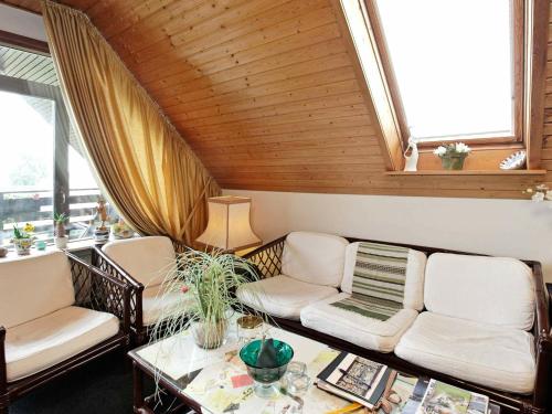 斯文堡2 person holiday home in Svendborg的客厅配有两张沙发和一张桌子
