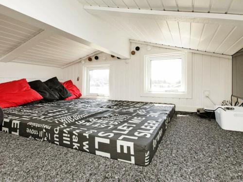格隆霍Holiday Home Monasvej的一间大卧室,配有一张大床和一个浴缸
