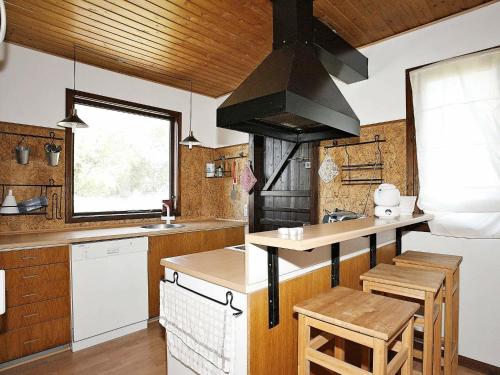 克利特默勒6 person holiday home in Thisted的厨房配有水槽和炉灶