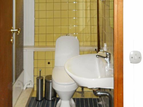 吉利勒杰Holiday Home Revlingestien III的一间带卫生间和水槽的浴室