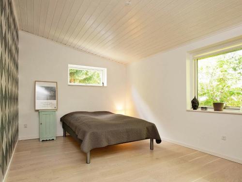 瓦伊比Holiday Home Heliosvej的一间带床的卧室,位于带窗户的房间内