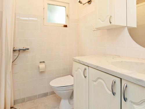 Store Fuglede6 person holiday home in Store Fuglede的白色的浴室设有卫生间和水槽。