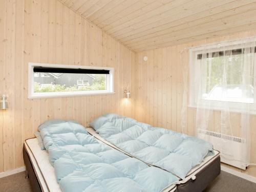 安斯艾厄Holiday Home Søgårdsvej IV的窗户客房内的一张床位