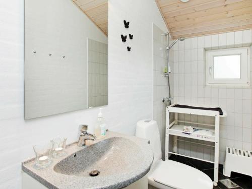 Holiday Home Søgårdsvej IV的一间浴室