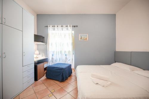 普罗奇达索尔卡蓝堤酒店的一间小卧室,配有床和窗户