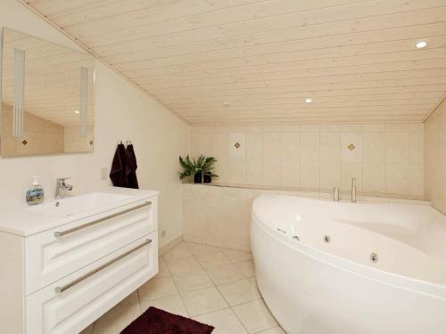 朗尼赫德8 person holiday home in N rre Nebel的白色的浴室设有浴缸和水槽。