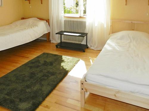 吕瑟希尔One-Bedroom Holiday home in Lysekil 9的客厅配有两张床和地毯。