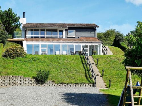 埃贝尔托夫特8 person holiday home in Ebeltoft的草山顶上的大房子