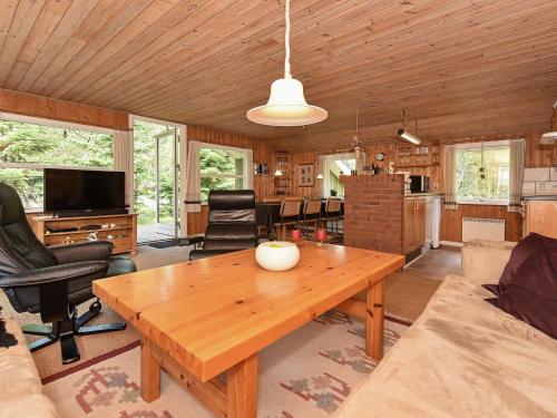 朗尼赫德8 person holiday home in N rre Nebel的客厅设有木制天花板和桌子