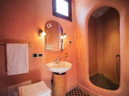 里亚德阿特拉斯图卜卡勒酒店的一间浴室