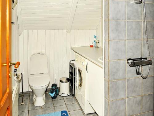 Three-Bedroom Holiday home in Nørre Nebel 16的一间浴室