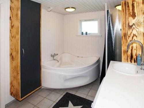 海默特6 person holiday home in Hemmet的带浴缸、卫生间和盥洗盆的浴室