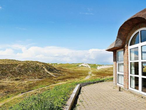 森讷维6 person holiday home in Ringk bing的享有田野景色的砖砌建筑