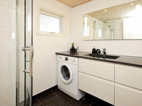 伦斯楚普Three-Bedroom Holiday home in Hjørring 25的一间带洗衣机和水槽的浴室