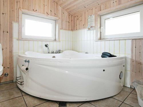 克利特默勒Holiday Home Ajs Mølls的带2扇窗户的浴室内的白色浴缸