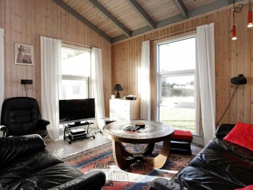 5 person holiday home in Ulfborg的休息区