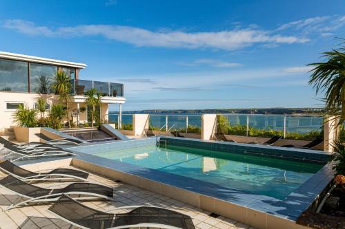 纽基新码头大西洋酒店的一座带椅子的建筑的顶部游泳池
