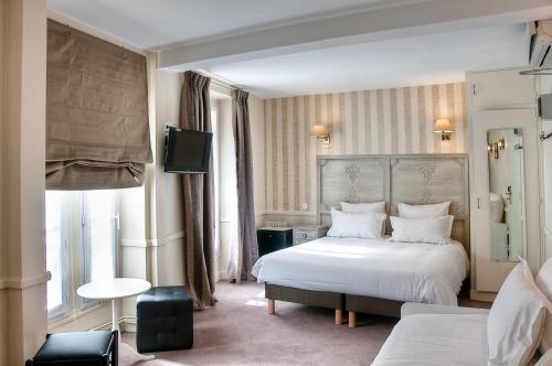 巴黎德拉莫特匹克酒店的酒店客房,配有床和电视
